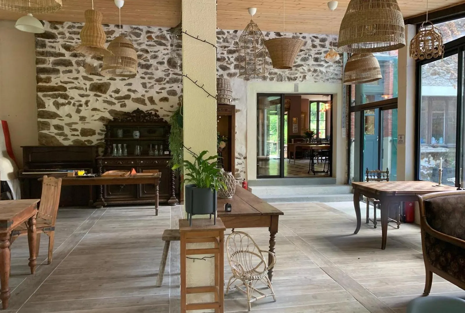 Gites Libellule At Auberge De L'Arac, Bar, Restaurant Aleu